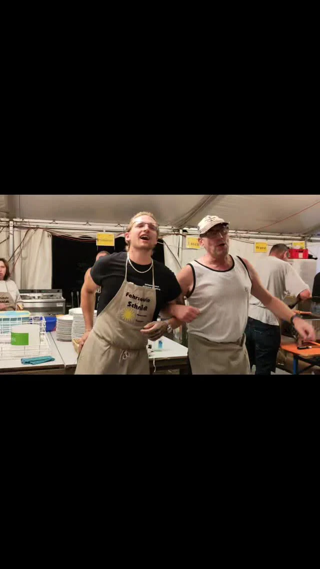 Die Stimmung kocht am Pommesstand!